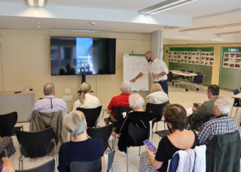 Un moment del primer taller amb els telèfons mòbils. Foto: E.M.