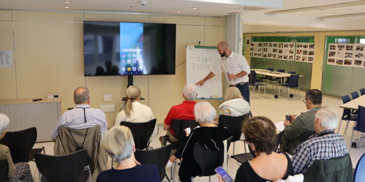 Un moment del primer taller amb els telèfons mòbils. Foto: E.M.
