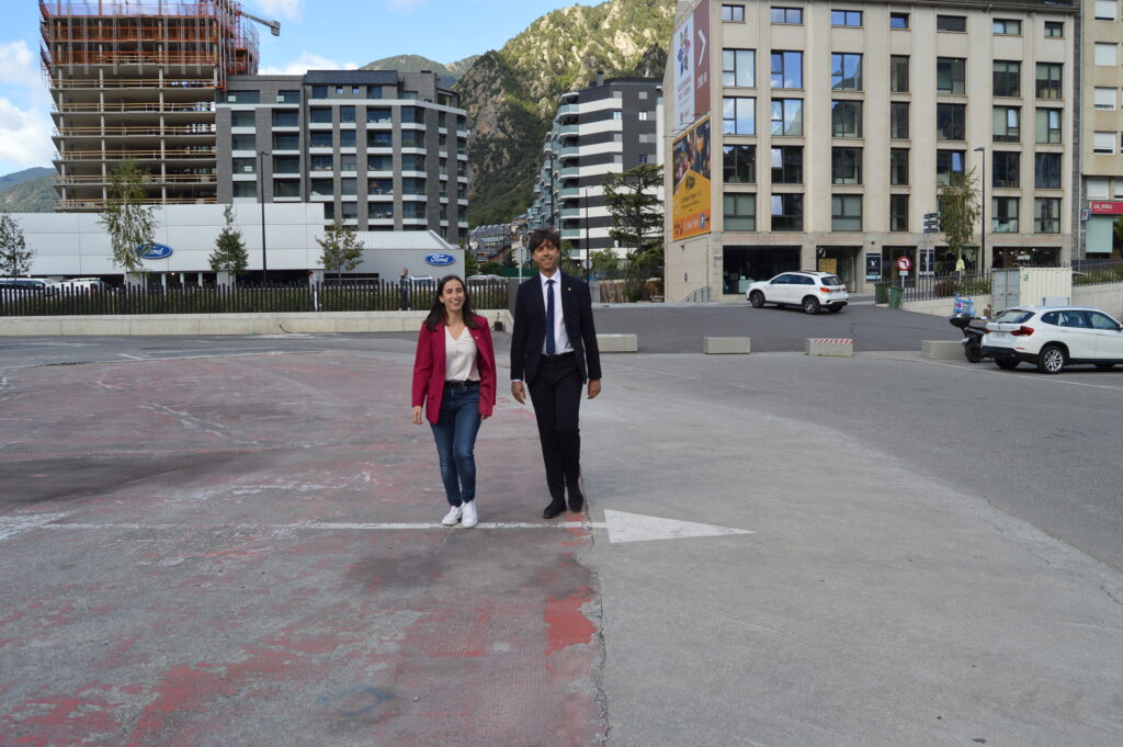 Els cònsols d'Andorra la Vella, Sergi González i Olalla Losada, a la parcel·la en la que es vol fer el projecte Espai Capital. / M. F. (ANA)