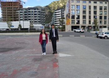 Els cònsols d'Andorra la Vella, Sergi González i Olalla Losada, a la parcel·la en la que es vol fer el projecte Espai Capital. / M. F. (ANA)