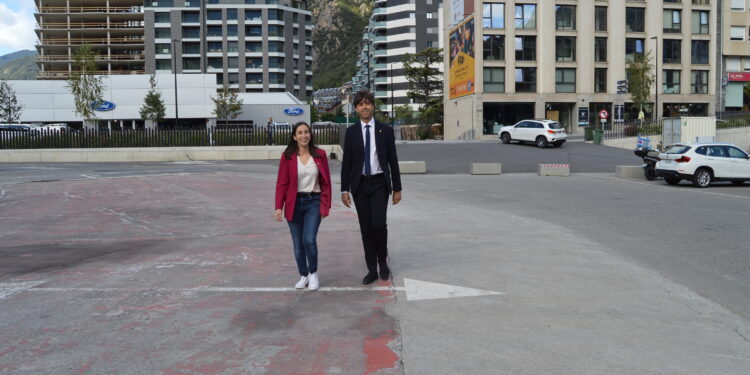 Els cònsols d'Andorra la Vella, Sergi González i Olalla Losada, a la parcel·la en la que es vol fer el projecte Espai Capital. / M. F. (ANA)