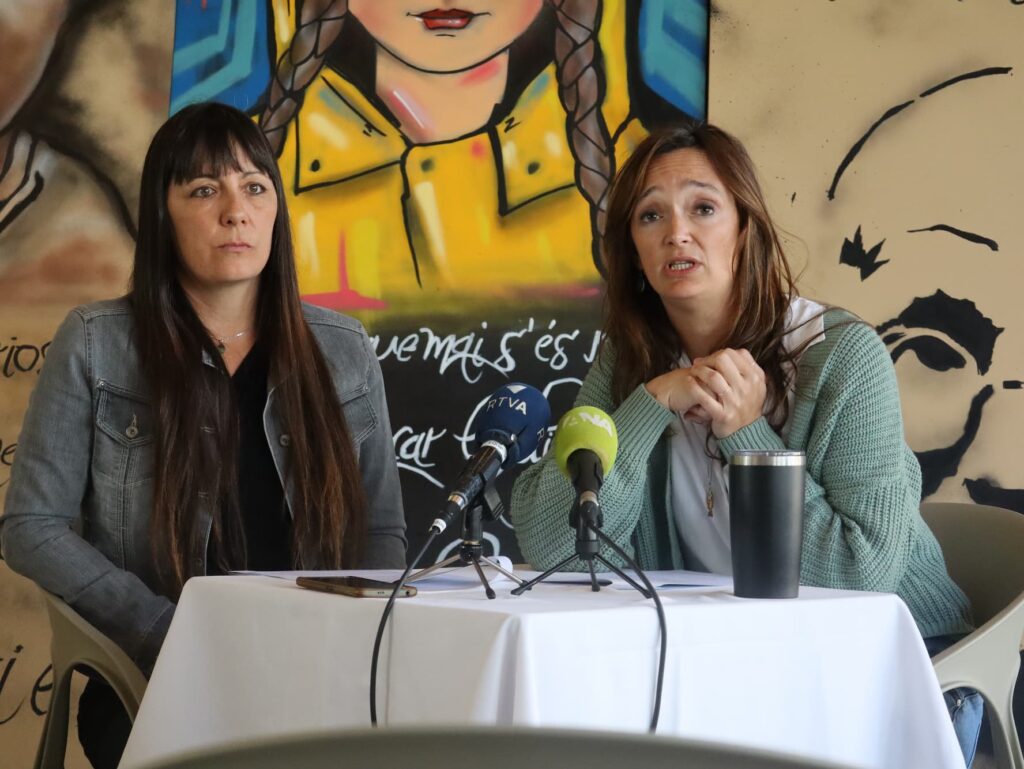 L'advocada i la portaveu de Hope Palestina, Maria Burgués, i la terapeuta tanatòloga especialitzada en dol i la fundadora de Hope Palestina, Amaya Ferrer. / Foto: I. M. (ANA)