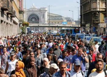 Caravana de refugiats dins d'Europa demanant asil. Foto: LP.