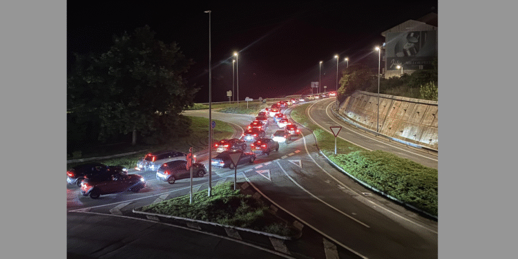 Imatge de la cua. Foto: Ràdio Seu.