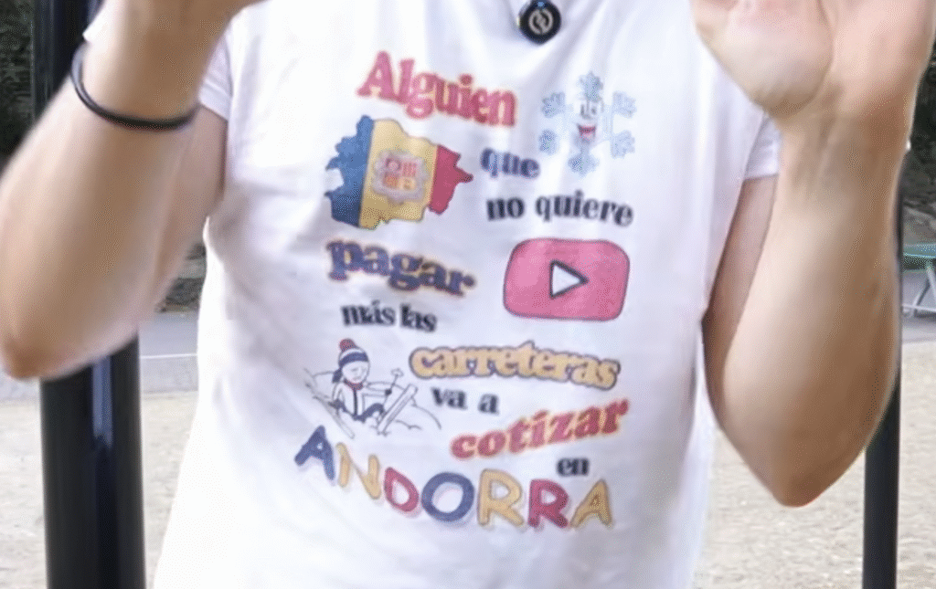 La samarreta d'Un Tío Blanco Hetero. Foto: Youtube.
