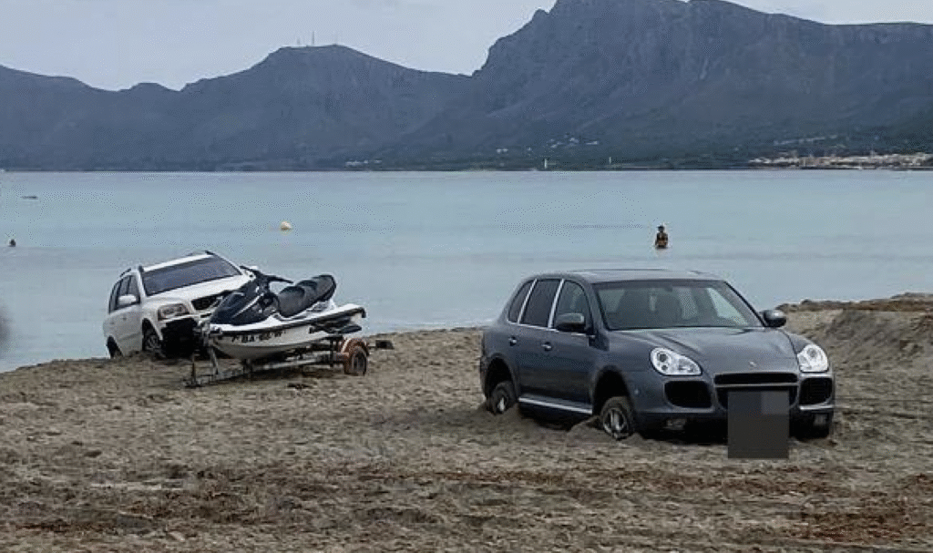 Els tres vehicles encallats. Foto: UH.