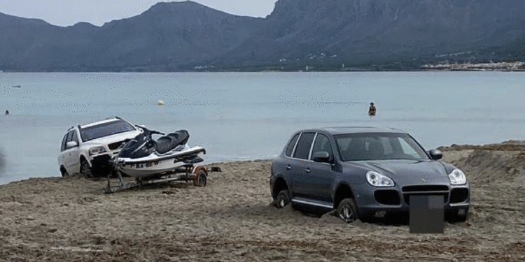 Els tres vehicles encallats. Foto: UH.