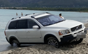 El Volvo encallat. Foto: UH.