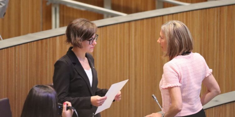 Núria Segués i Maria Àngels Aché al Consell General. Foto: Concòrdia