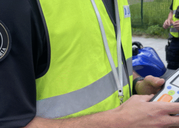 Policies fent un control d'alcoholèmia. Foto: Policia.