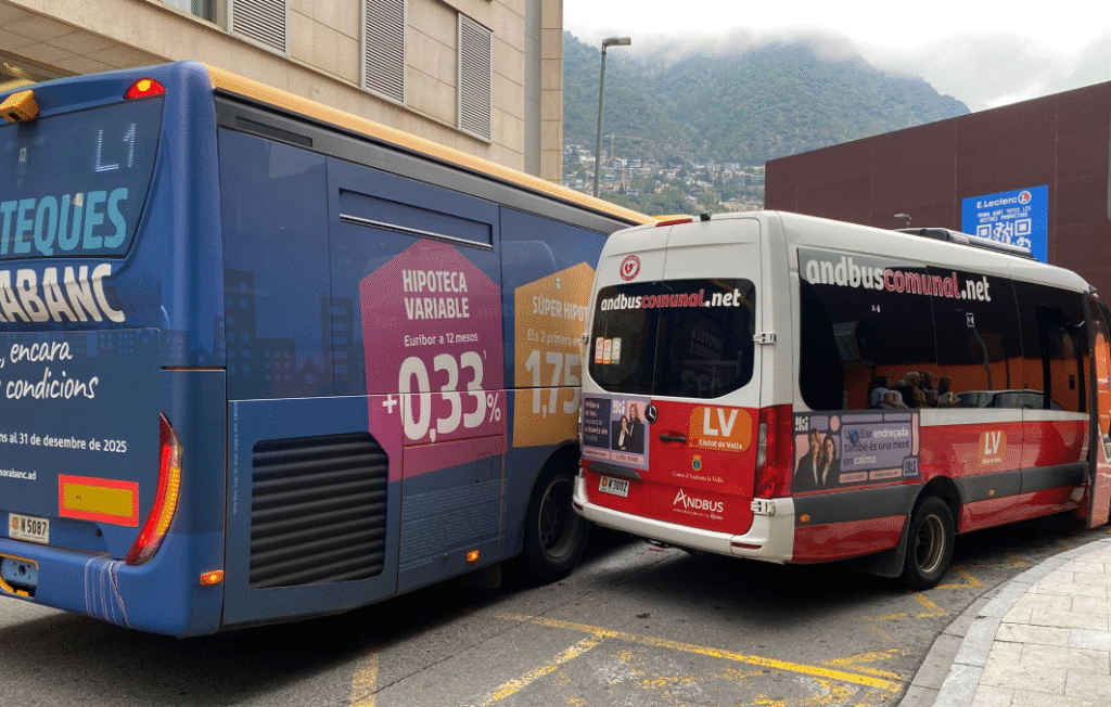 Topada entre els autobusos.