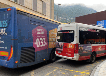 Topada entre els autobusos.