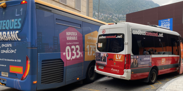 Topada entre els autobusos.