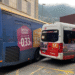 Topada entre els autobusos.