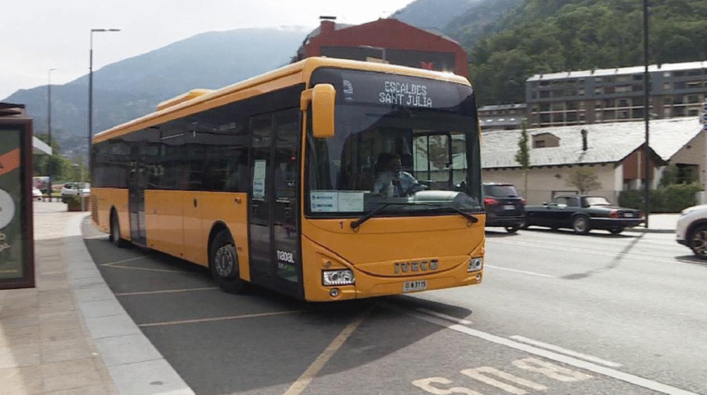 Un autobús en circulació. Imatge: Arxiu ANA.
