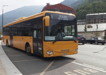 Un autobús en circulació. Imatge: Arxiu ANA.