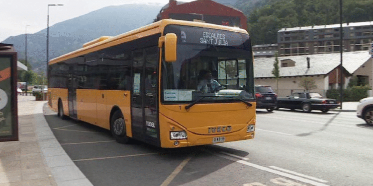 Un autobús en circulació. Imatge: Arxiu ANA.