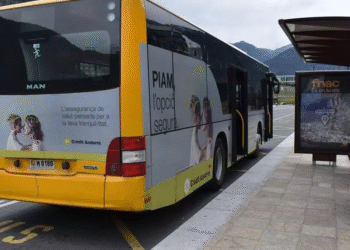 Un autobús a la parada de l'estació nacional d'autobusos (Foto: Arxiu ANA).