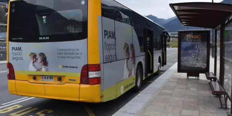 Un autobús a la parada de l'estació nacional d'autobusos (Foto: Arxiu ANA).
