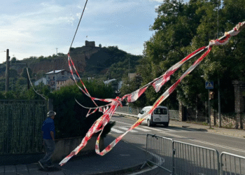 Crítiques perquè Telefònica no arranja un cable caigut que talla un carrer de la Seu