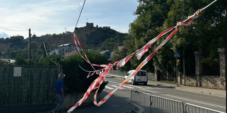 Crítiques perquè Telefònica no arranja un cable caigut que talla un carrer de la Seu