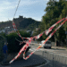 Crítiques perquè Telefònica no arranja un cable caigut que talla un carrer de la Seu