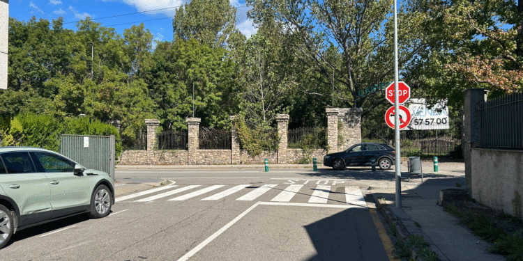 Reparat el cable que tallava el pas pel carrer Circumval·lació de la Seu