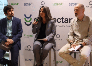 El director de Sostenibilitat de Creand Crèdit Andorrà, Martí Alay; la cap de departament de recursos humans de SETAP365 i presidenta de Connectand, Ana Sánchez; i el director de Serveis Tècnics de Caldea, Gerard Estrella, durant la presentació del projecte Connectand.