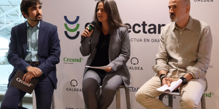 El director de Sostenibilitat de Creand Crèdit Andorrà, Martí Alay; la cap de departament de recursos humans de SETAP365 i presidenta de Connectand, Ana Sánchez; i el director de Serveis Tècnics de Caldea, Gerard Estrella, durant la presentació del projecte Connectand.