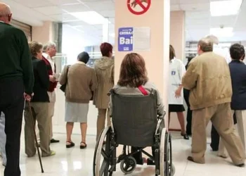 Cues en un centre hospitalari. Foto: Google.