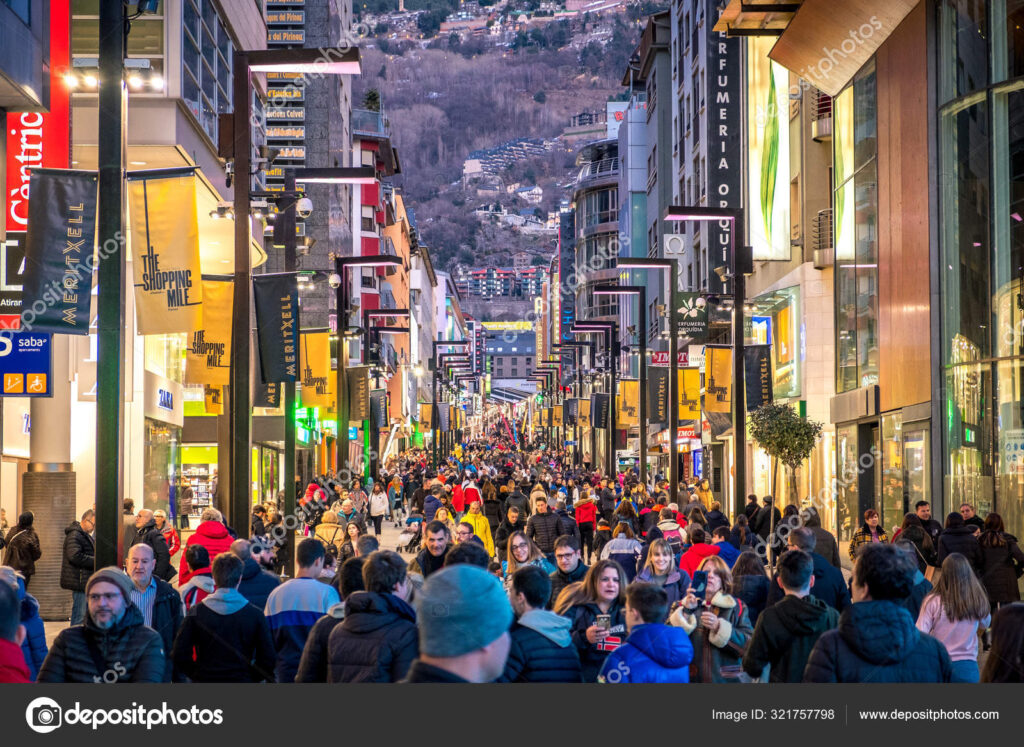 Una multitud en el centre comercial d'Andorra. Foto: Deposit.