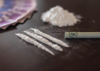 Cocaïna damunt d'una taula. Foto: Google.