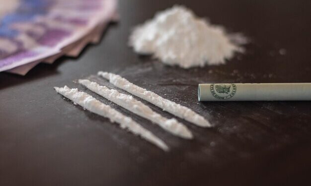 Cocaïna damunt d'una taula. Foto: Google.