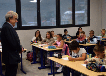 El ministre d'Educació, Ladislau Baró, visitant una classe de l'Escola Francesa de Ciutat de Valls.