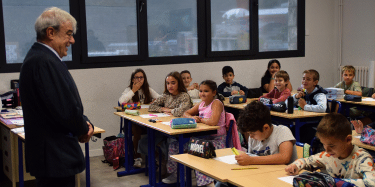 El ministre d'Educació, Ladislau Baró, visitant una classe de l'Escola Francesa de Ciutat de Valls.