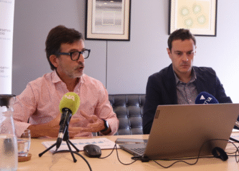 El president de la comissió gestora del fons de reserva de jubilació, Jordi Cinca, i el president del consell d'administració de la CASS, Marc Galabert en la roda de premsa per presentar els actes del desè aniversari del fons.