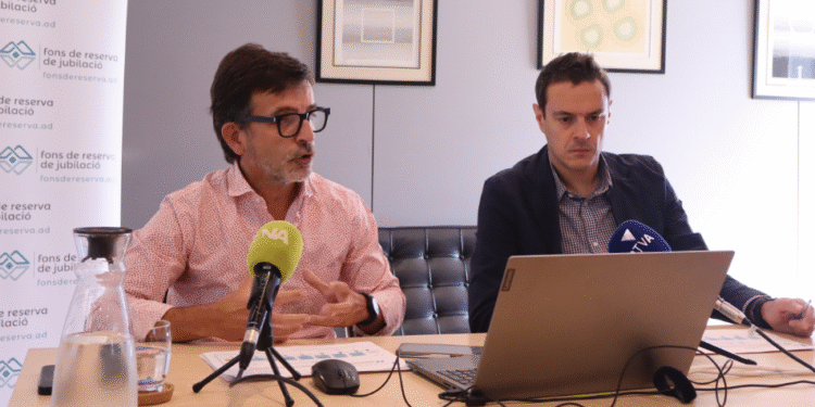 El president de la comissió gestora del fons de reserva de jubilació, Jordi Cinca, i el president del consell d'administració de la CASS, Marc Galabert en la roda de premsa per presentar els actes del desè aniversari del fons.