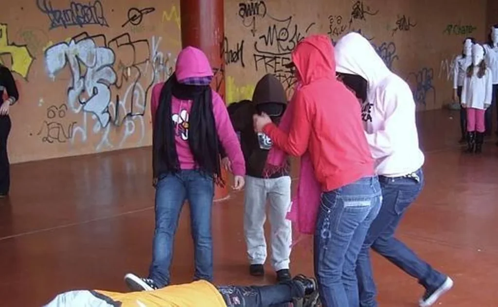 Imatge d'un atac a menor gravat conegut com a Happy Slapping. Foto: Google.