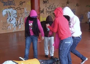 Imatge d'un atac a menor gravat conegut com a Happy Slapping. Foto: Google.