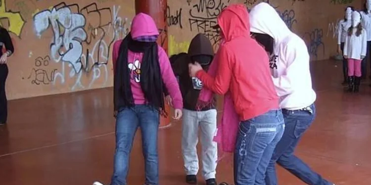 Imatge d'un atac a menor gravat conegut com a Happy Slapping. Foto: Google.