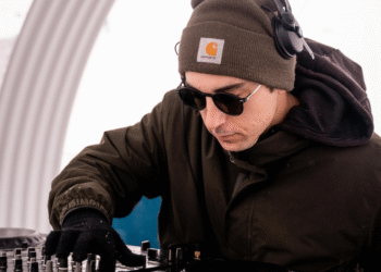 El Dj i expresident de l'Associació de Discjòqueis i Productors d'Andorra, Joan Holthoefer, punxant en un esdeveniment.