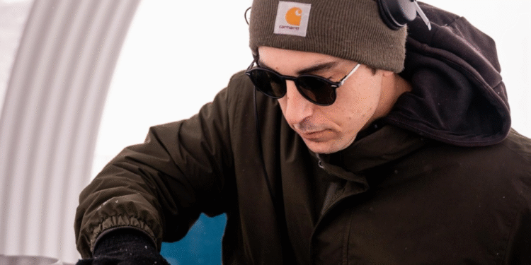 El Dj i expresident de l'Associació de Discjòqueis i Productors d'Andorra, Joan Holthoefer, punxant en un esdeveniment.