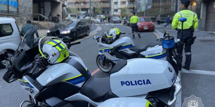 El vídeo dels controls policials a l’entrada de les escoles