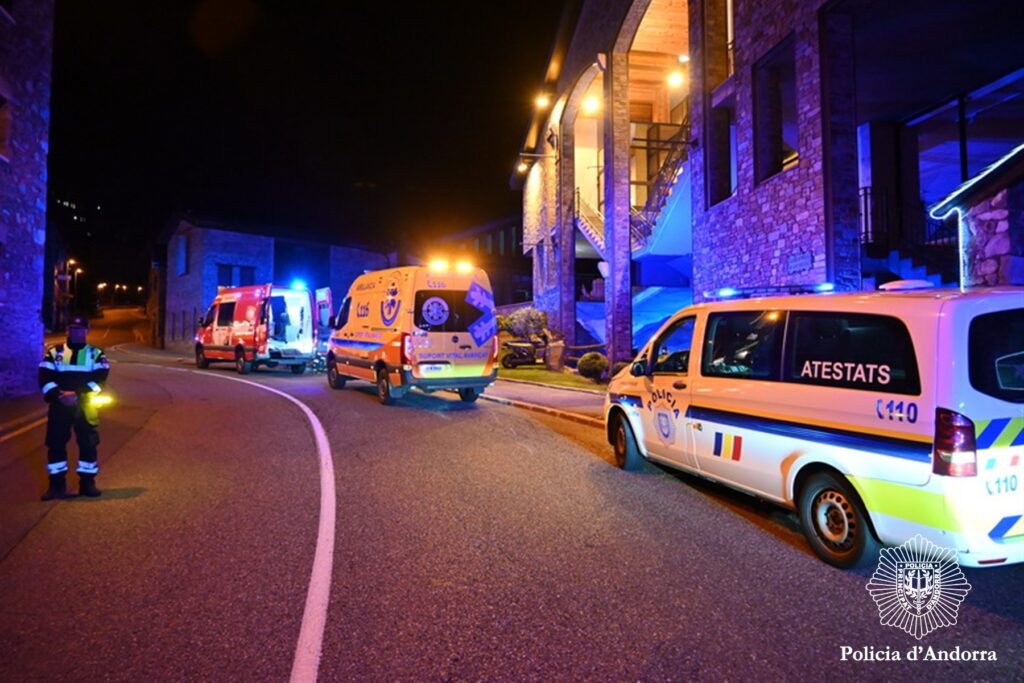 Els cossos d'emergència desplaçats a la carretera d'Arinsal. / Foto: Policia d'Andorra