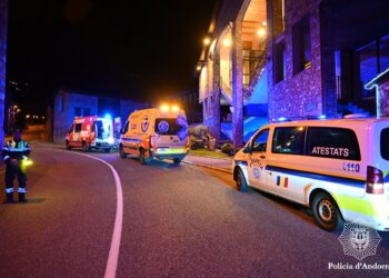 Els cossos d'emergència desplaçats a la carretera d'Arinsal. / Foto: Policia d'Andorra