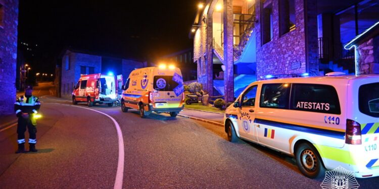 Els cossos d'emergència desplaçats a la carretera d'Arinsal. / Foto: Policia d'Andorra