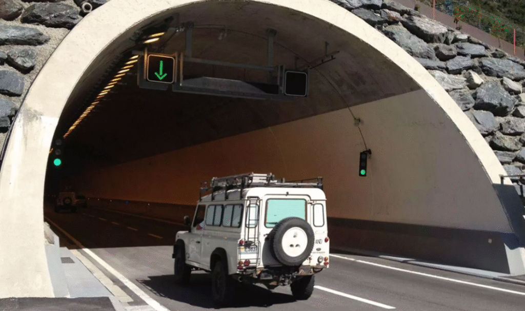 Un vehicle entrant al Túnel de les Dos Valires.