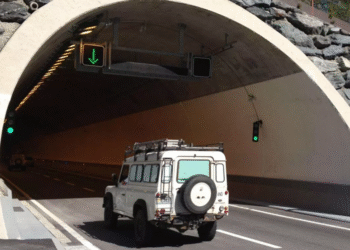 Un vehicle entrant al Túnel de les Dos Valires.