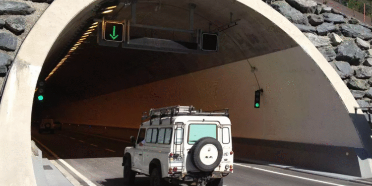 Un vehicle entrant al Túnel de les Dos Valires.