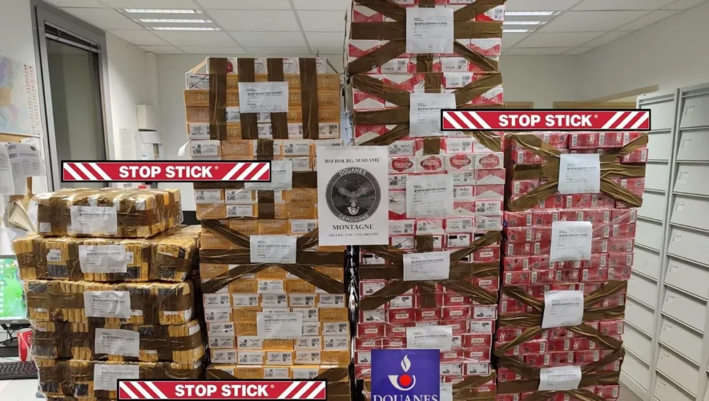 Tabac confiscat al costat dels 'Stopsticks'. Foto: Duaners de la Cerdanya.